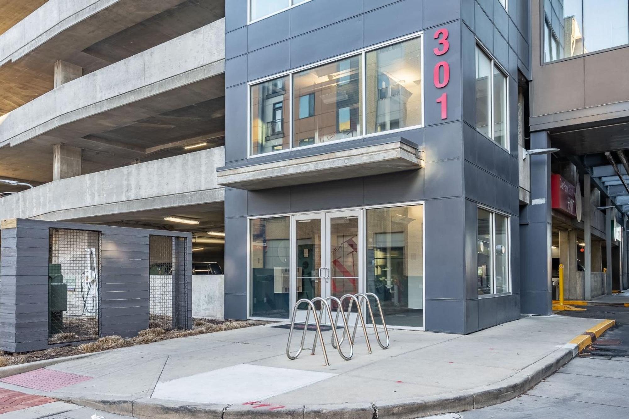 Vibrant 2br Corner And Free Parking At Cityway Appartamento