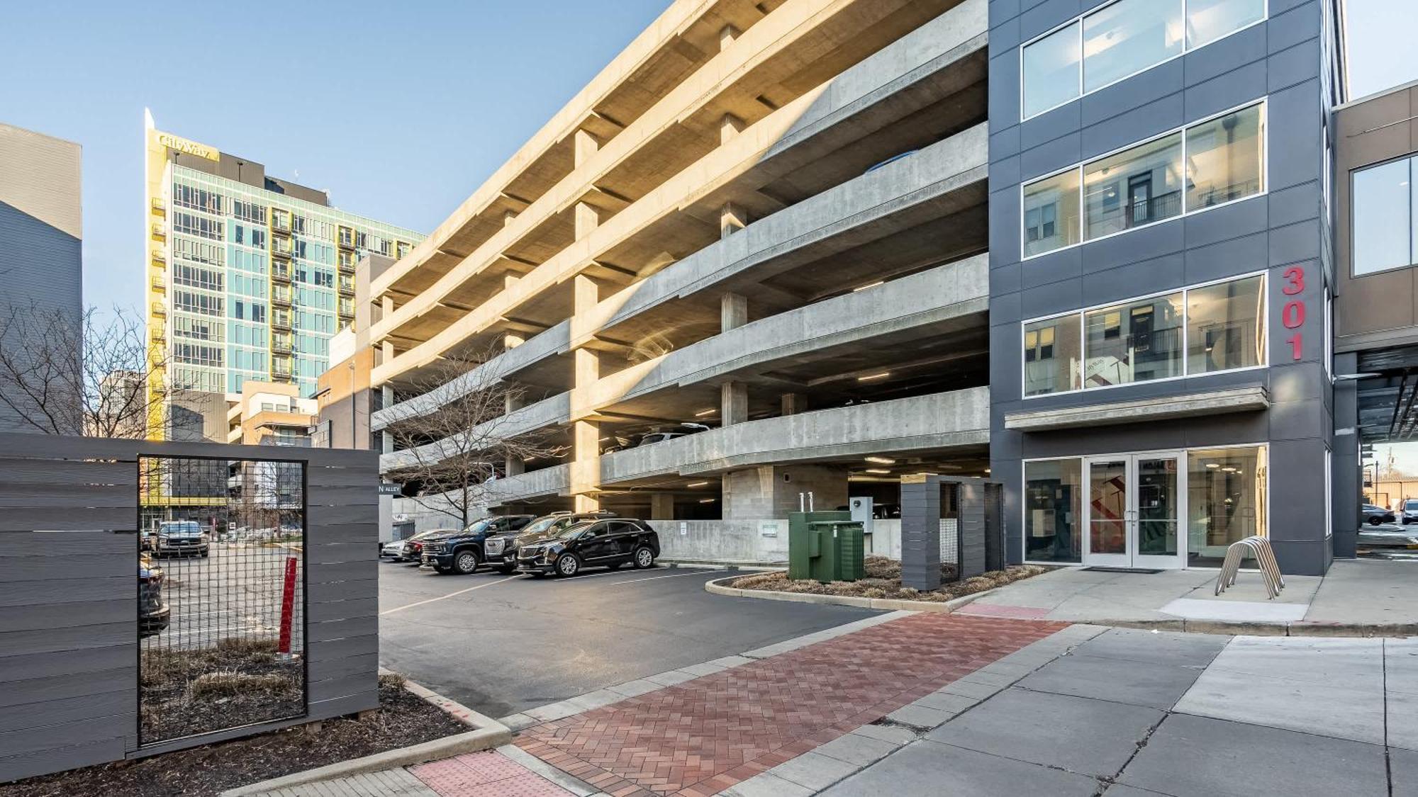 Apartment Vibrant 2br Corner And Free Parking At Cityway