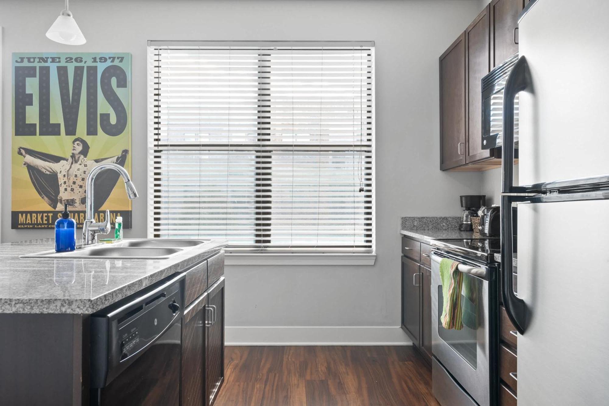 Apartment Vibrant 2br Corner And Free Parking At Cityway Indianapolis
